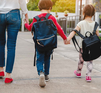 Enfants allant à l’école à Paris 18ème